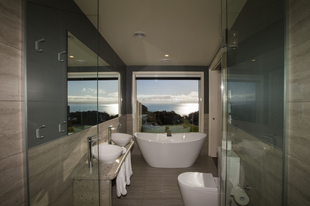 Relax in the bath and enjoy the view of the lake 